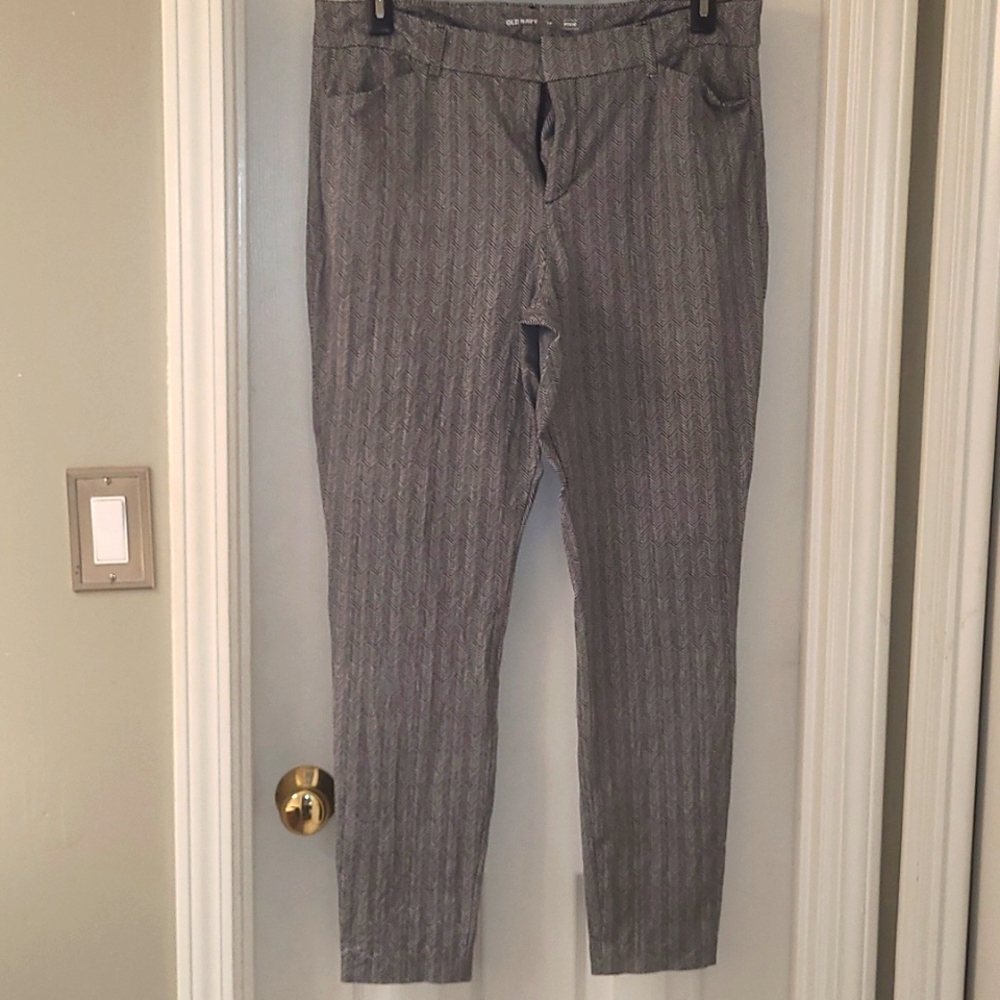Ankle length pants with chevron pattern in black & white